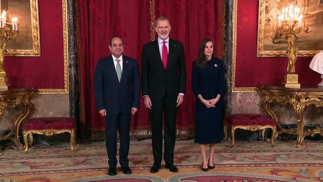 La reina Letizia, en clave ejecutiva, recicla su traje 'low cost' jaspeado con chaleco