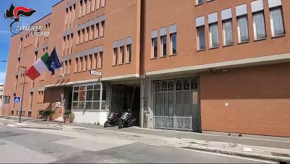 Livorno, rubano 500 euro a un?anziana al bancomat: le immagini