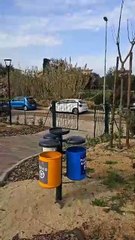 I bambini invadono il parco giochi appena inaugurato
