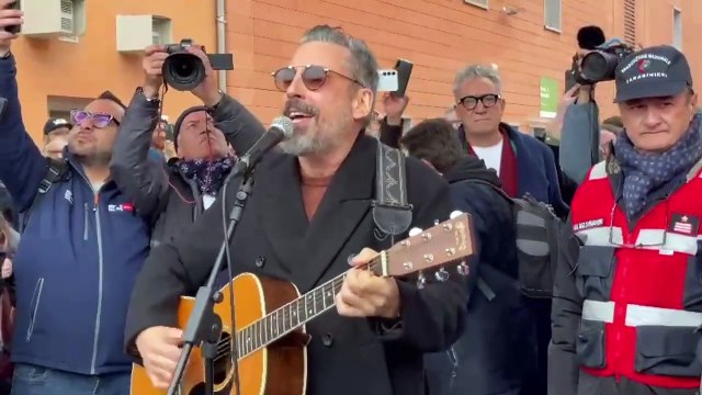 La Calabria riabbraccia Brunori: bagno di folla all'Unical per il cantautore cosentino che a Sanremo ha conquistato tutta l'Italia