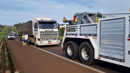 Carreta quebra eixo cardan e interdita pista da BR-277, em Cascavel
