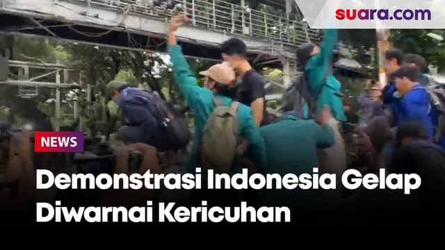 Demo Indonesia Gelap di Jakarta Memanas! Massa Robohkan Barrier Polisi: Kami Mau ke Istana!