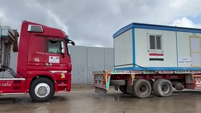 منازل متنقل وجرافات تدخل غزة عبر معبر رفح الحدودي مع مصر