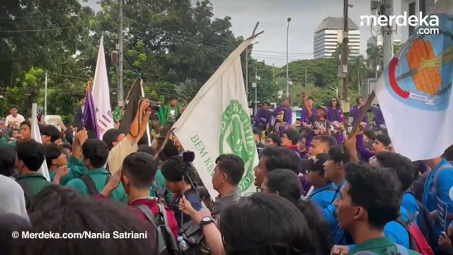 Suasana Mencekam Demo Indonesia Gelap, Mahasiswa Lempari Polisi Tarik Beton Pembatas