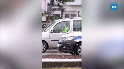 Aracı yol ortasında arızalanan sürücüye trafik polisleri yetişti