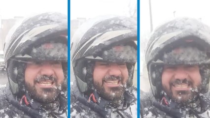 Yoğun kar yağışında sipariş teslim eden motokuryenin paylaşımı gündem oldu