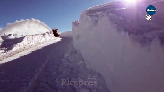 Van'ın Başkale ilçesinde karla kapanan yolu açmaya çalışan