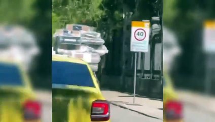Torre de colchões e caixa d'água: motoristas são flagrados em transporte inusitado