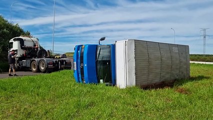Caminhão Baú tomba no Contorno Oeste, em Cascavel