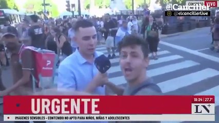 Insólito: LN+ fue a la marcha de los jubilados y le mordieron el micrófono al movilero
