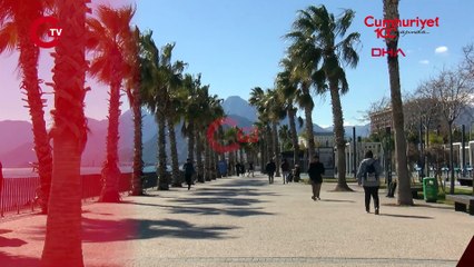 Türkiye karla kaplandı Yurttaşlar Antalya'da denize girdi!