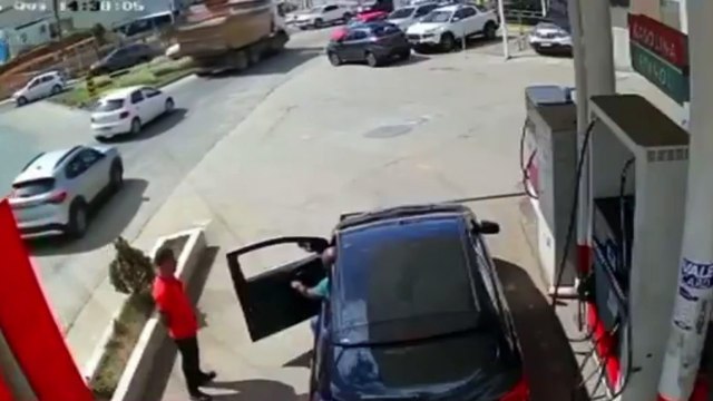 Frentista fica pendurado em carro após motorista fugir sem pagar pela gasolina