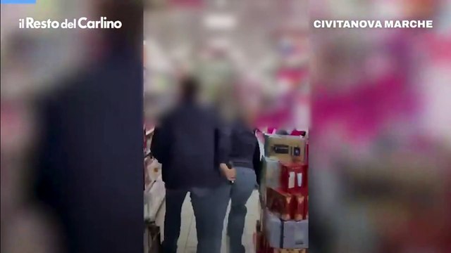 Civitanova Marche, tentativo di furto sventato dai commessi: il video
