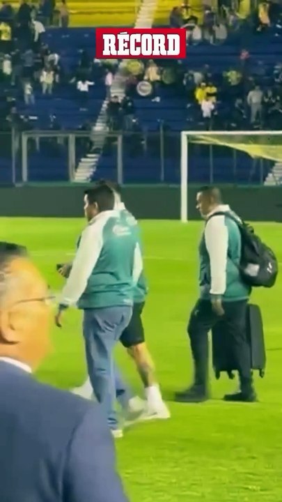 La afición del América tuvo este triste gesto con el jugador colombiano, cuando este iba abandonando el Estadio Ciudad de los Deportes. James les quitó el triunfo al América