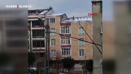 Çatıda kar ile tehlikeli oyun! O anlar kamerada