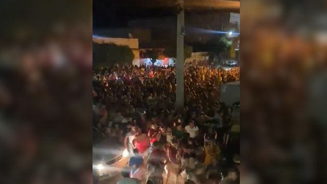 Multidão invade carro da polícia e lincha suspeito de assassinar menino de 2 anos em PE