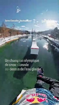 Un champion olympique de snow s'envole au-dessus d'un lac gelé