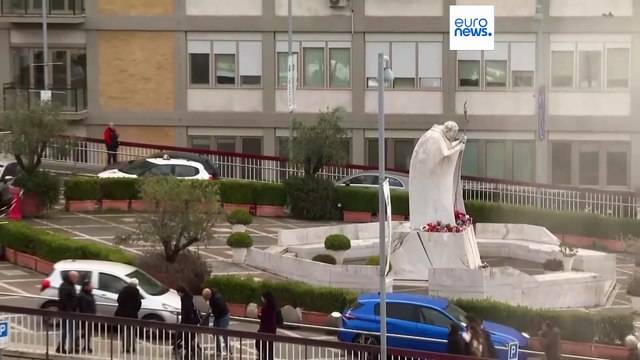 Papa Francesco, condizioni stazionarie e lieve ottimismo: si alza dal letto e respira da solo