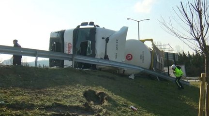 TEM Otoyolu'nda tanker devrildi