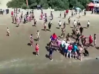 Pelea de guardavidas tras una competencia en Costa Azul