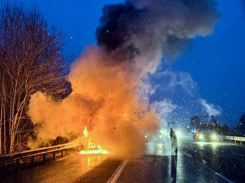 Anadolu Otoyolu'nun Düzce kesiminde seyir halindeki tır yandı