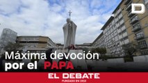 Los fieles montan un altar en honor al Papa  a las puertas del hospital para velar por su salud
