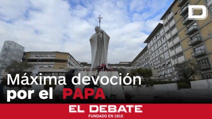 Los fieles montan un altar en honor al Papa  a las puertas del hospital para velar por su salud