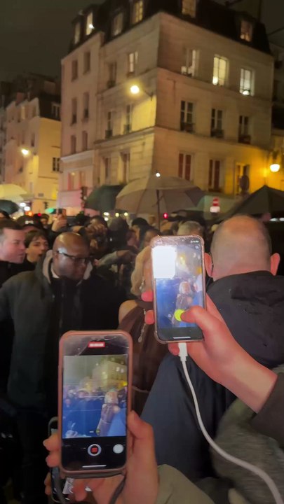 On a passé une semaine dans les rues de Paris à la rencontre des stars et des fans de la Fashion week. Et ils ont tous répondu présent… même sous la pluie 🌧