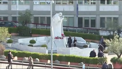 El papa Francisco, hospitalizado, se levanta y puede trabajar tras "una noche tranquila"