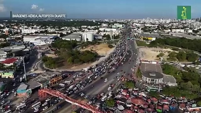 Transporte público complica movilidad en el Km 9 de la aut. Duarte luego de apertura de 14 carriles