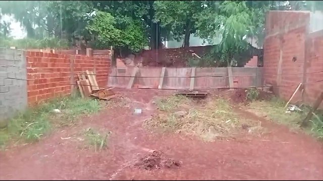 Morador desesperado: quintal vira cachoeira por falta de muro de contenção adequado