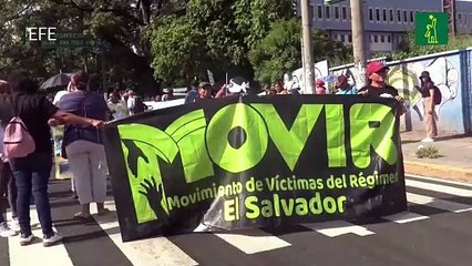 Centenares de salvadoreños protestan contra Gobierno de Bukele