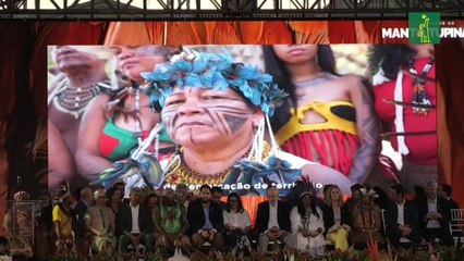 El exiliado manto sagrado Tupinambá regresa a su etnia en Brasil tras 335 años en suelo europeo