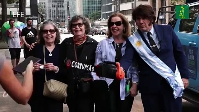 Candidato brasileño causa revuelo al presentarse disfrazado como Javier Milei.mp4