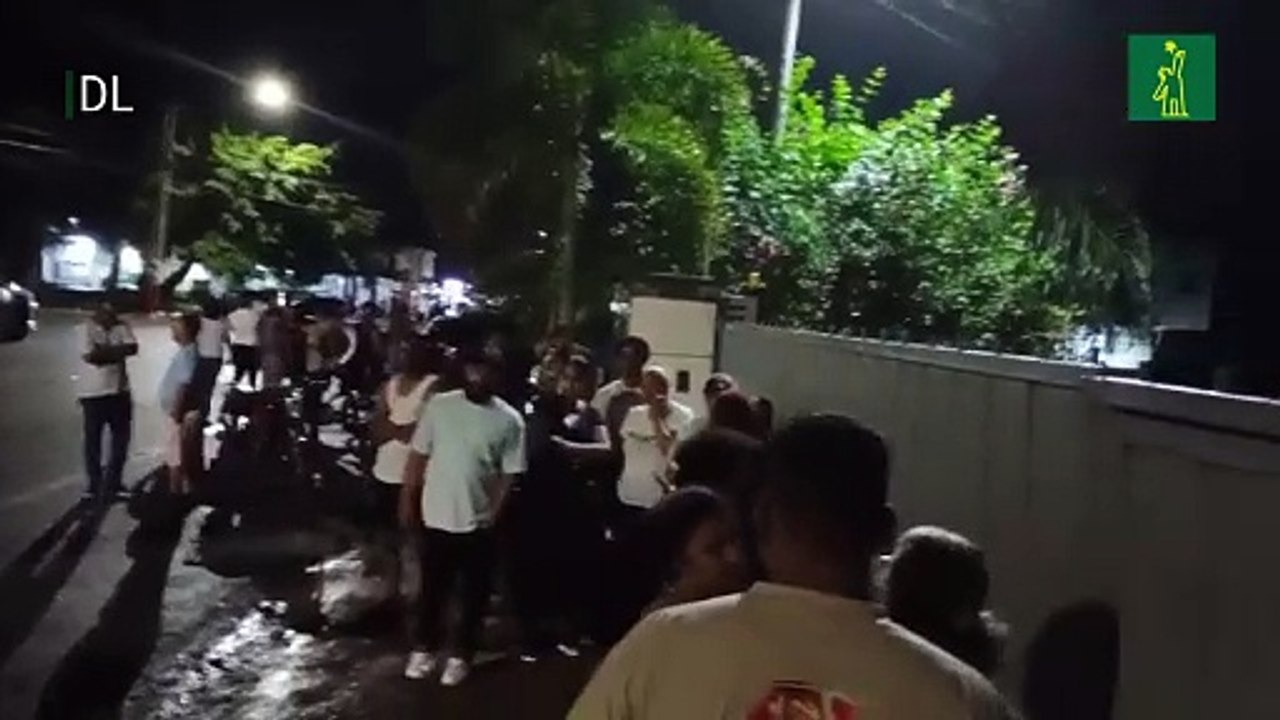 Personas acuden a la residencia del exdiputado Manuel Díaz, quien fue hallado muerto.mp4