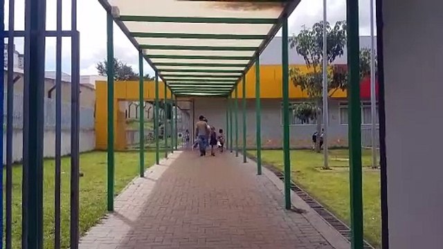 Alunos e professores homenageiam aluno Ricardo em cerimônia de despedida emocionante