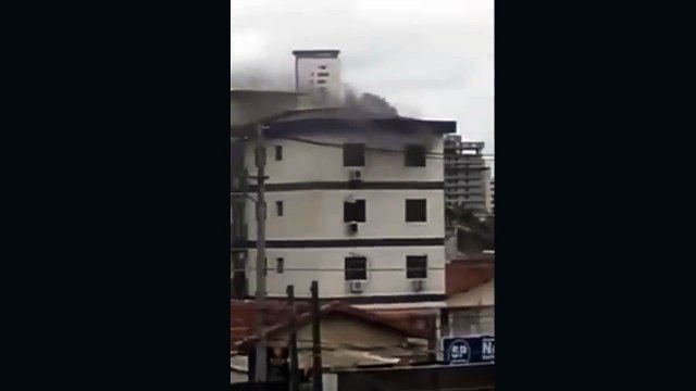 Apartamento pega fogo e população se mobiliza para conter chamas em Praia Grande; VÍDEO