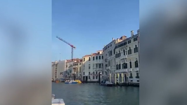 Venezia, i carabinieri salvano un uomo che da un palazzo voleva buttarsi nel Canal Grande