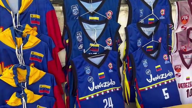 Estos son los precios de las indumentarias de Venezuela a las afueras de Parque Miranda