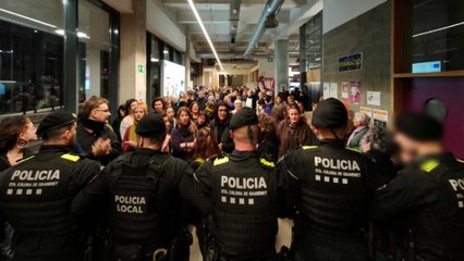 Intentan boicotear el acto de Vox 'Hablemos de mujeres' en Santa Coloma de Gramenet (Barcelona)