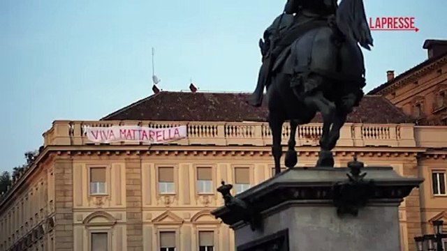 Torino, lo striscione «Viva Mattarella» in piazza San Carlo