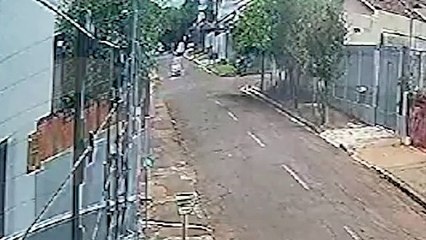 Câmera flagra motociclista caindo ao passar por buraco na Rua Castro