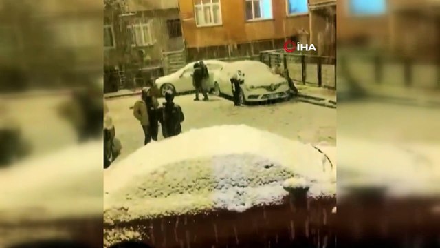 İstanbul'da kar yağışı etkisini artırdı: Yerler beyaza büründü