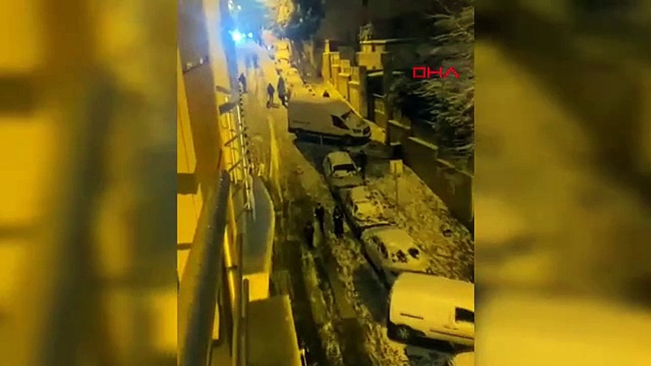 İstanbul'da kar yağışı gece etkili oldu; beyaza bürünen park ve sokaklar halay çekip, kar topu oynadılar