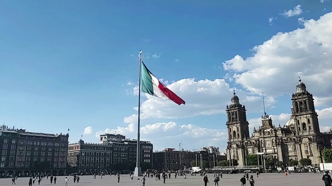 Bandera mexicana ondeando en el Zócalo de la Ciudad de México (Vídeo 57)