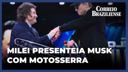Milei presenteia Elon Musk com uma motosserra nos EUA
