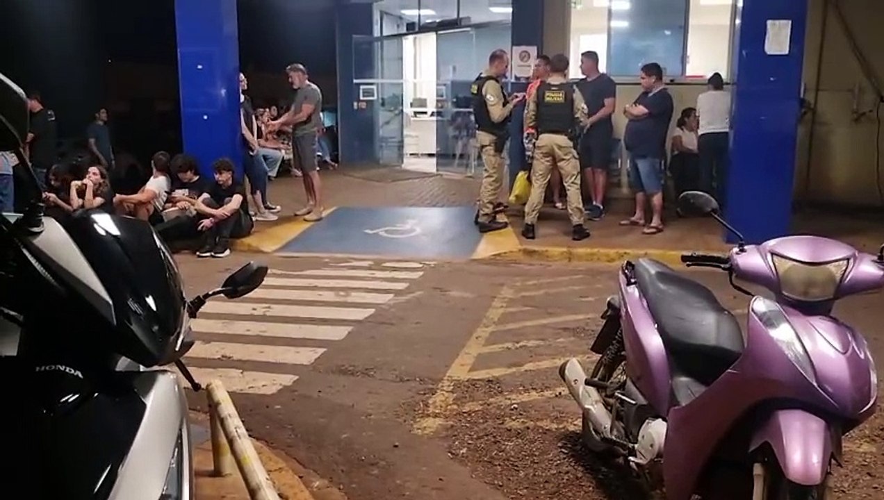 Família e amigos se unem em frente ao HU em oração para criança que caiu de apartamento