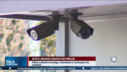 Dupla armada assalta em Frielas