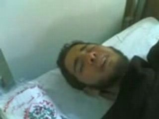 شاب يقرا القران وهو يحتضر