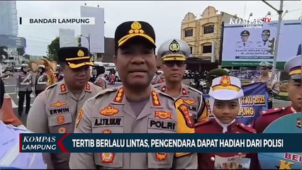 Tertib Berlalu Lintas, Pengendara Dapat Hadiah Dari Polisi